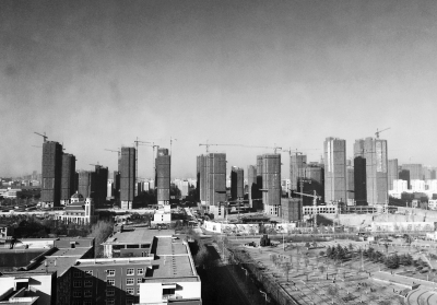 在鄭州市同一地點拍攝的照片，下為1月1日晴朗天氣，上為1月5日霧霾天氣。（拼接圖片）