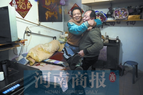 2015年1月15日，老鄰居抱起180斤重的高新海去坐三輪車，準(zhǔn)備出去轉(zhuǎn)轉(zhuǎn)