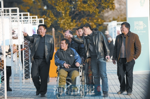 2009年9月15日，老鄰居們陪高新海游綠城廣場(chǎng) 井勇/供圖
