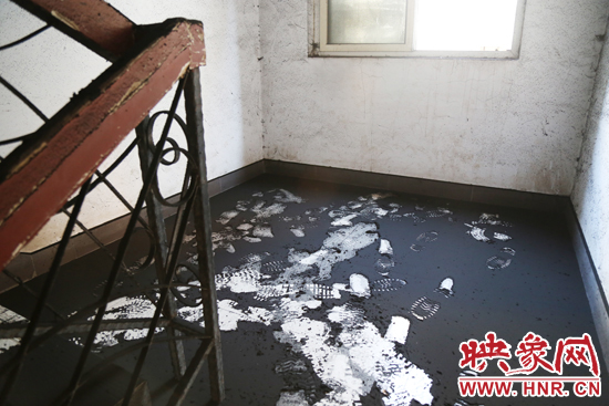 一樓到六樓的樓道內都是黑色的煙塵。