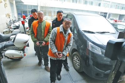 倆刑釋男子，冒充“富二代”，微信搜附近的人，專搶出入娛樂場所女性