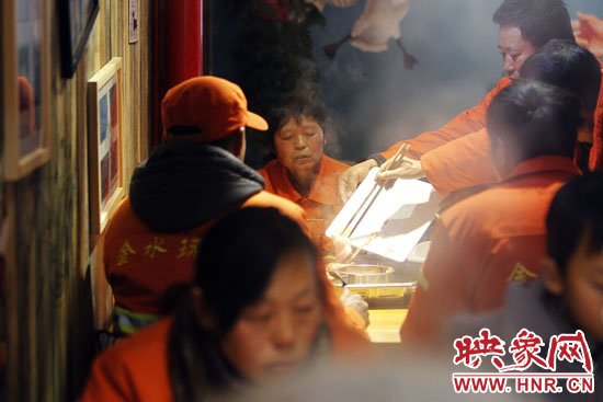 鄭州黃河路衛(wèi)生路附近一家火鍋店，宴請130名環(huán)衛(wèi)工人吃火鍋。