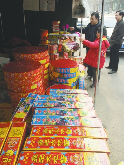 一家鞭炮攤兒前，只有少數(shù)人駐足購(gòu)買。