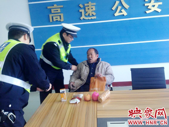 民警將老人帶回駐地。