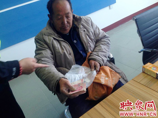在把老人帶回駐地后，老人竟又從身上掏出幾千元現(xiàn)金要塞給民警。
