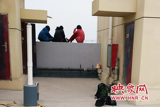 三人在樓頂始終不肯下來(lái)。