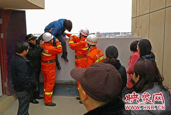消防隊(duì)員和巡防隊(duì)員、民警將最后一名女子從樓頂救下。