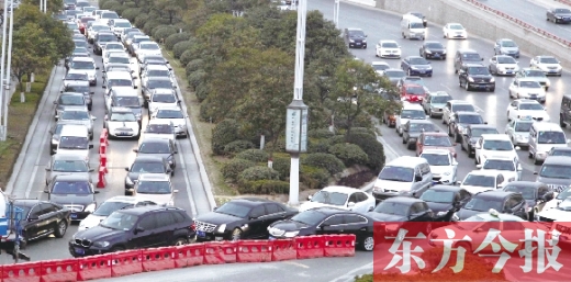 昨日，鄭州市福元路，車輛在僅剩的一條5米寬車道上堵得“不亦樂(lè)乎”