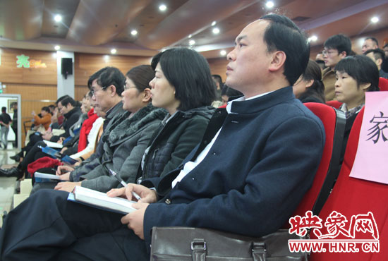 認真聽取招生政策的學(xué)生家長。