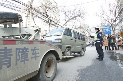 聯(lián)合執(zhí)法人員將市民舉報的違法占道經(jīng)營車輛拖走暫扣 聯(lián)合執(zhí)法人員將市民舉報的違法占道經(jīng)營車輛拖走暫扣