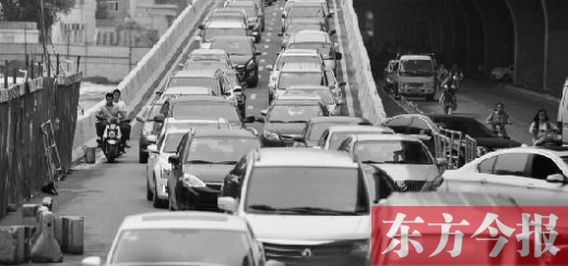 昨日，鄭州市大學(xué)路與隴海路交叉口處，因封閉施工，現(xiàn)場(chǎng)堵成停車場(chǎng)