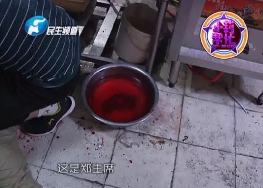 老板竟突然在廚房內(nèi)割腕自殺!發(fā)現(xiàn)意外情況后，小莉趕緊對傷者進行包扎，并撥打了120急救電話。