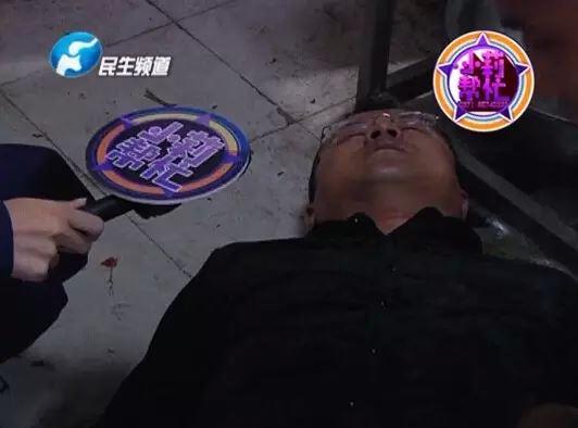 老板竟突然在廚房內(nèi)割腕自殺!發(fā)現(xiàn)意外情況后，小莉趕緊對傷者進行包扎，并撥打了120急救電話。