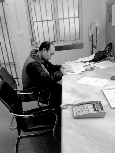 侯見(jiàn)志在看守所中簽署上訴書。律師供圖