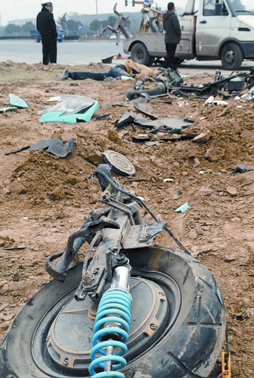 現(xiàn)場散落大量電動車碎片，車輪已完全脫離車體，可見當時車禍的慘烈程度