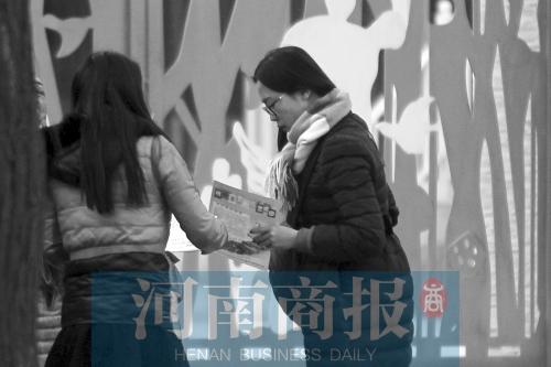 老師兼職辦培訓(xùn)班有償補課 退休教授年入近百萬