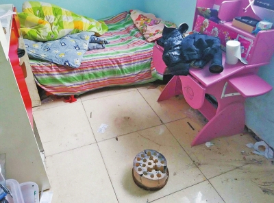 在理發(fā)店死者居住的臥室內(nèi)，地上放有一個大煤球。