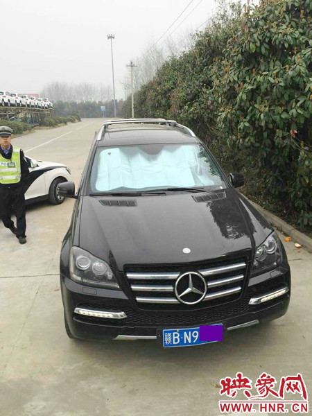江西男子奔馳車中睡覺一氧化碳中毒，周口高速交警及時發(fā)現(xiàn)。
