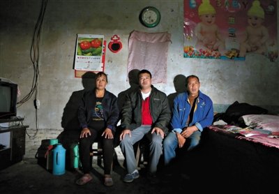 10月18日，自鋸病腿的鄭艷良所在的保定市清苑縣東臧村，有多家農(nóng)戶大病難醫(yī)，村民王新建（中）得了白血