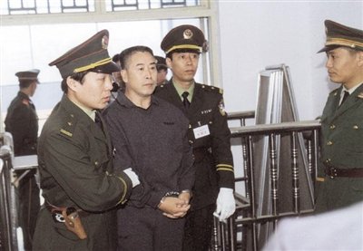 2000年9月30日，河南商丘，胡萬(wàn)林被法警押上法庭。