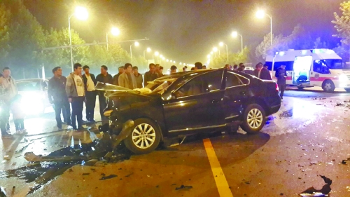 車禍發(fā)生在鄭開大道路中央雙黃線附近,現(xiàn)場狀況慘烈。