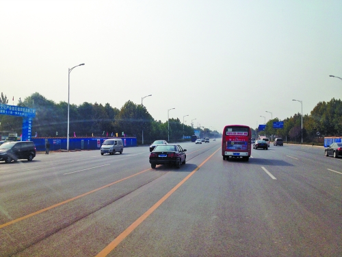 鄭開大道上隨處可見車輛駛?cè)腚p黃線超車,很危險(xiǎn)。