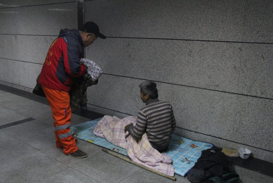 在鄭州一處地下通道，孫德坤挑了幾件衣服送給了流浪者