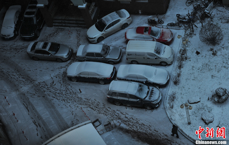 11月18日，沈陽街頭車輛被積雪覆蓋。