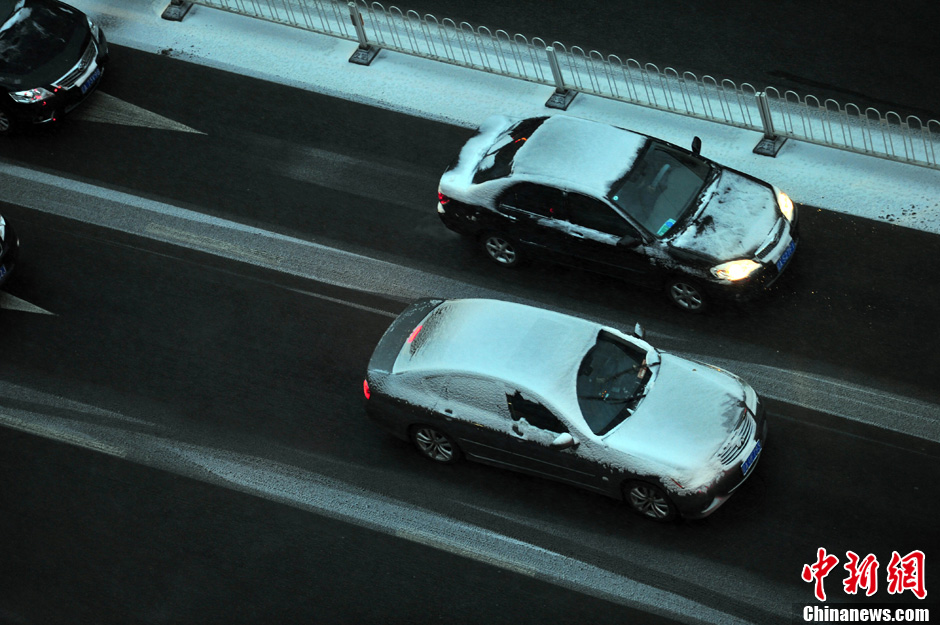 11月18日，沈陽街頭的汽車被積雪覆蓋。