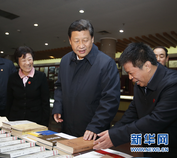 26日上午，習(xí)近平在孔子研究院參觀考察。新華社記者鞠鵬 攝