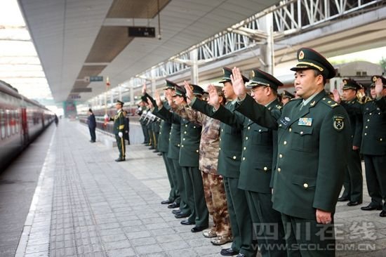 全國(guó)抗震救災(zāi)模范王凱率13集團(tuán)軍常委為退伍老兵送行。