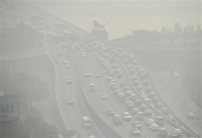 昨日，南昌市八一大橋被霧霾籠罩。 新華社發(fā)