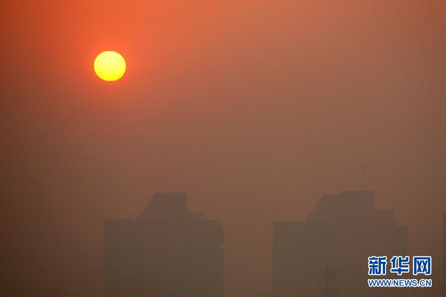 這是12月2日清晨拍攝的霧霾籠罩的江蘇省揚(yáng)州市景觀。