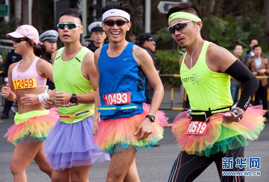 12月8日，三名男選手身著“蓬蓬裙”參加比賽。