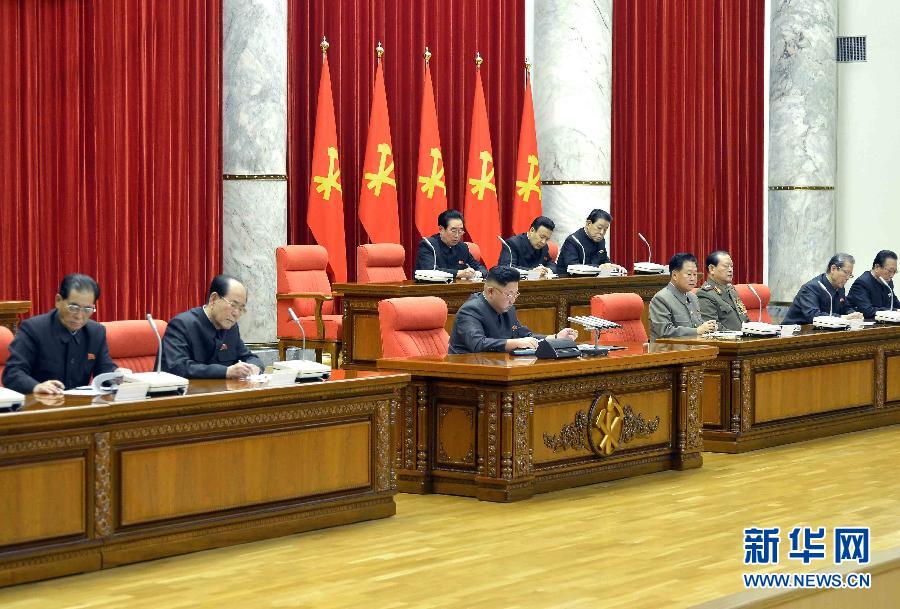 12月8日，在朝鮮平壤，朝鮮勞動(dòng)黨第一書記金正恩（前排中）出席并指導(dǎo)朝鮮勞動(dòng)黨中央政治局?jǐn)U大會(huì)議。