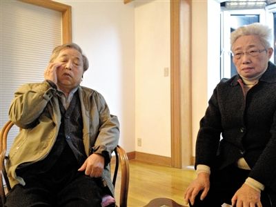 前晚，年過七旬的劉光嘉及妻子向記者講述強(qiáng)拆經(jīng)過。