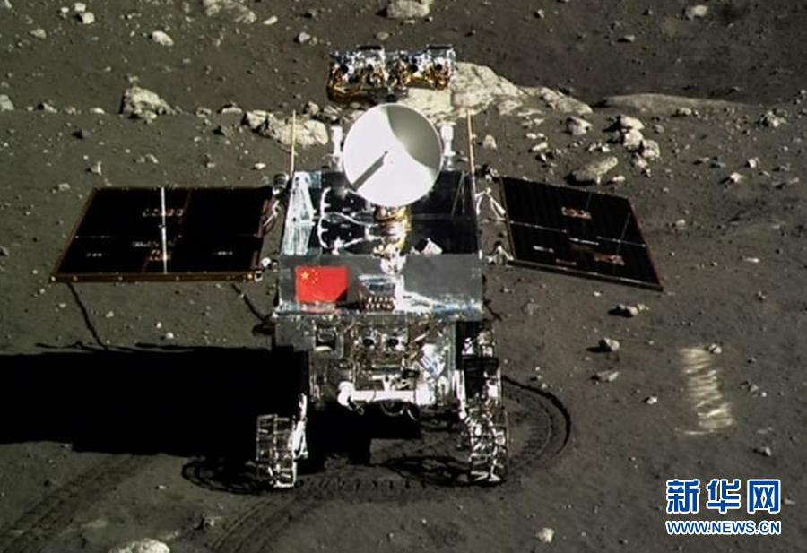 這是北京飛控中心大屏幕上顯示嫦娥三號(hào)著陸器上的相機(jī)拍攝的“玉兔”號(hào)月球車。