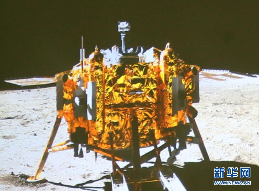 這是北京飛控中心大屏幕上顯示“玉兔”號(hào)月球車上的全景相機(jī)拍攝的嫦娥三號(hào)著陸器照片。