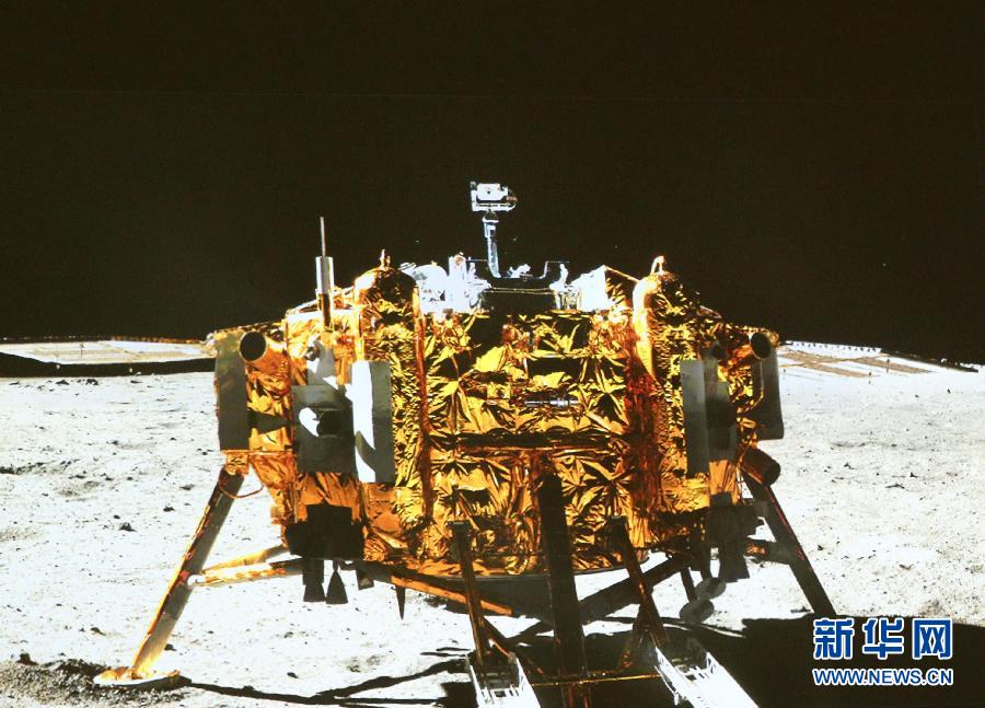 這是北京飛控中心大屏幕上顯示“玉兔”號(hào)月球車上的全景相機(jī)拍攝的嫦娥三號(hào)著陸器照片。