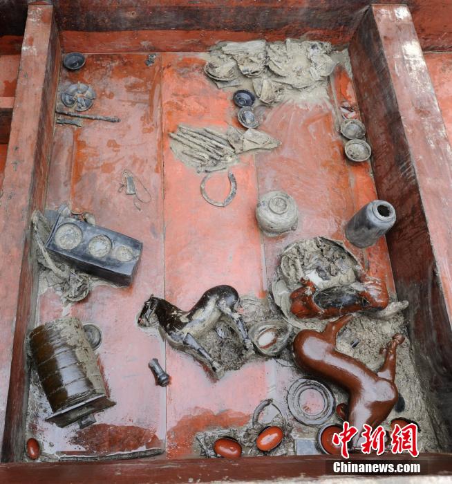 圖為出土漆器240余件，器形有耳杯、奩、幾、盤、盒、俑、馬等。