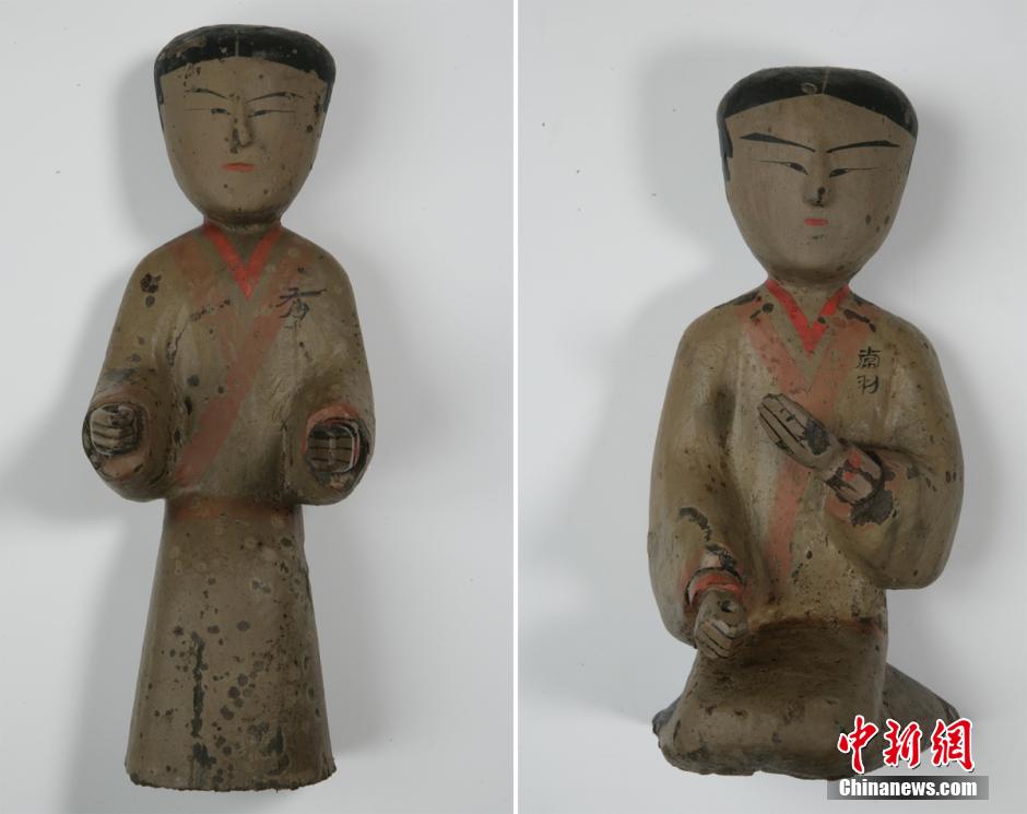 圖為出土的彩繪木俑。
