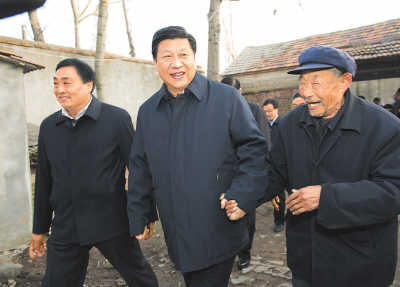 11月25日，習(xí)近平在地處沂蒙老區(qū)的臨沭縣曹莊鎮(zhèn)朱村，親切地拉著83歲的“老支前”王克昌的手。