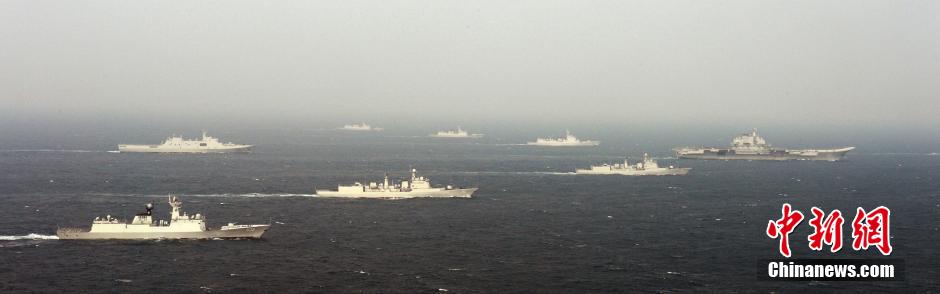 圖為遼寧艦與水面艦艇進行協(xié)同訓練。中新社發(fā) 李靖 攝