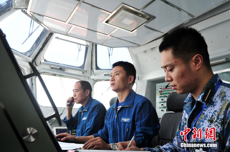 圖為遼寧艦飛行指揮員在塔臺進行艦載機著艦起飛指揮。中新社發(fā) 胡鍇冰 攝