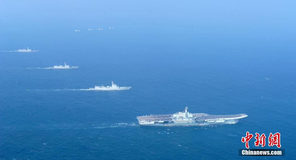 圖為遼寧艦與水面艦艇、飛機進行協(xié)同訓練。中新社發(fā) 胡鍇冰 攝