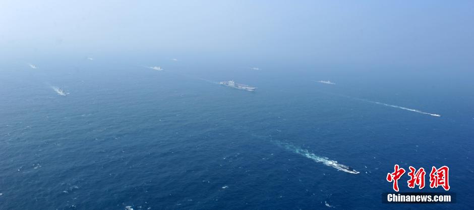 圖為遼寧艦與水面艦艇進行協(xié)同訓練。中新社發(fā) 李靖 攝