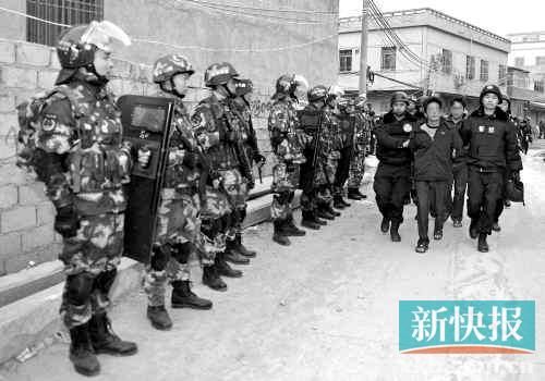 緝毒民警抓捕販毒嫌疑人。
