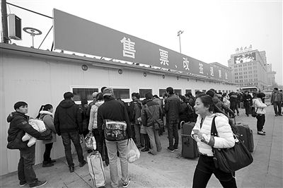1月6日，北京站搭建完畢的臨時(shí)售票處已經(jīng)投入使用。今年春運(yùn)期間，北京鐵路局共開設(shè)售票窗口3421個(gè)，同比增加150個(gè)。新京報(bào)記者