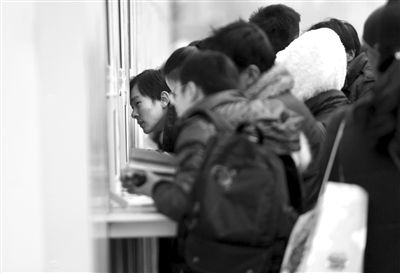 1月6日，旅客在北京站臨時(shí)售票處排隊(duì)購(gòu)票。新京報(bào)記者
