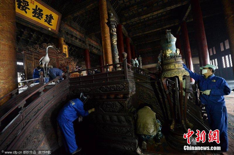 圖為工作人員正在故宮太和殿內進行整體清潔工作。